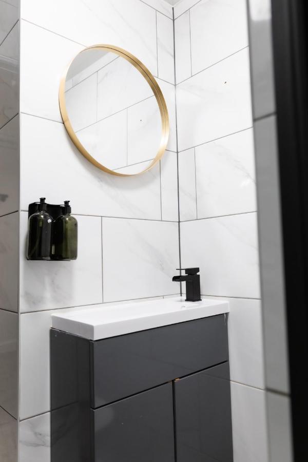 Chic Urban 2 Bedroom Apartments Cardiff Bagian luar foto