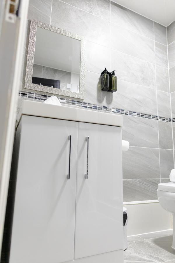 Chic Urban 2 Bedroom Apartments Cardiff Bagian luar foto