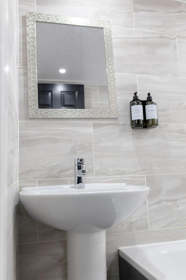 Chic Urban 2 Bedroom Apartments Cardiff Bagian luar foto